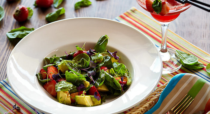 Салат с клубникой и авокадо