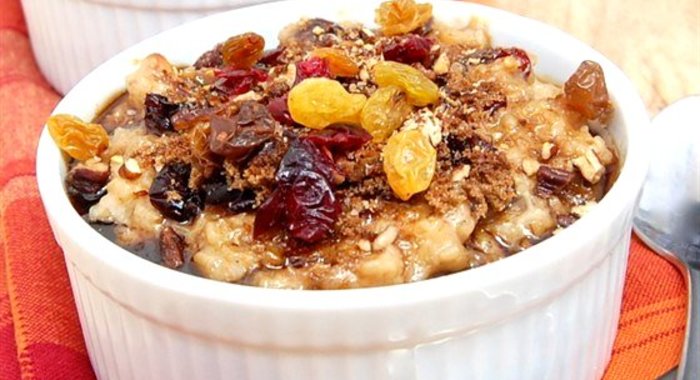 Ирландская овсяная каша с клюквой и изюмом