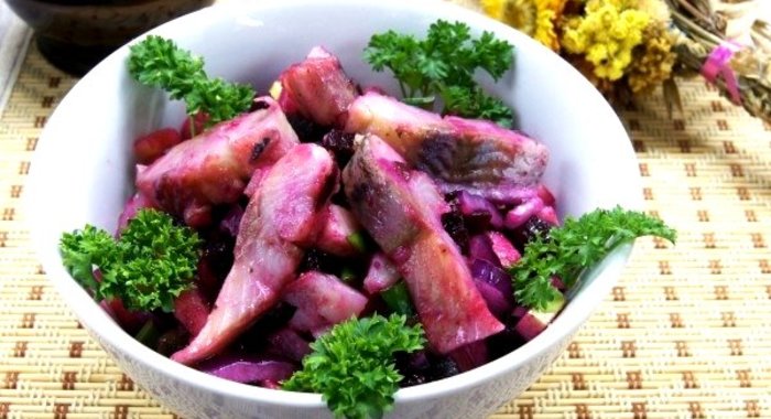 Свекольный салат с сельдью и горошком