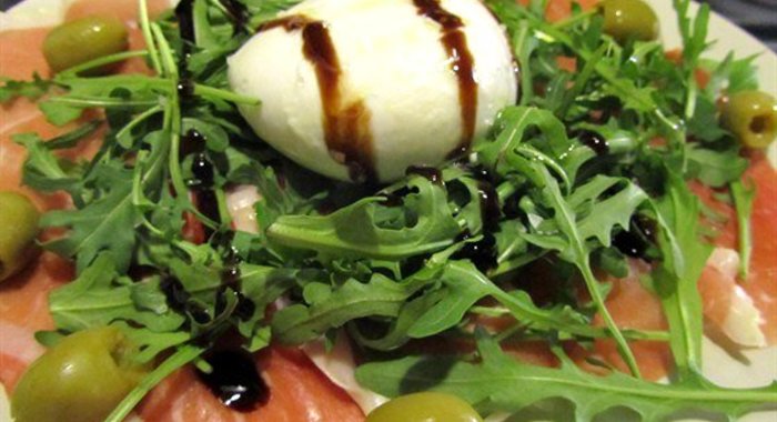 Моцарелла с пармской ветчиной и рукколой
