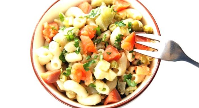 Салат с фисташками, лососем и креветками