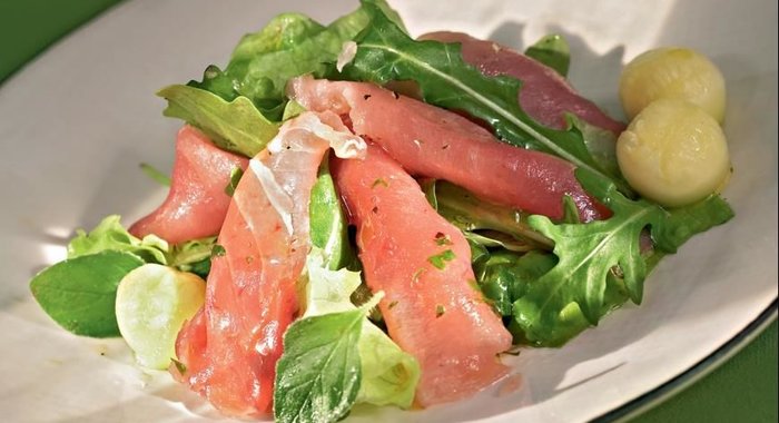 Карпаччо из свежего тунца с зеленым салатом