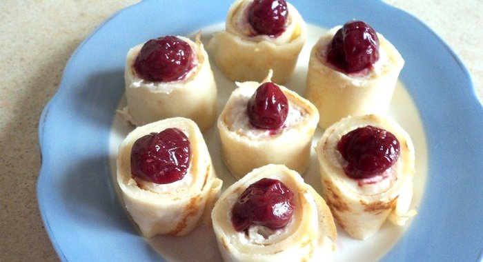 Роллы из блинов с творогом и фруктами