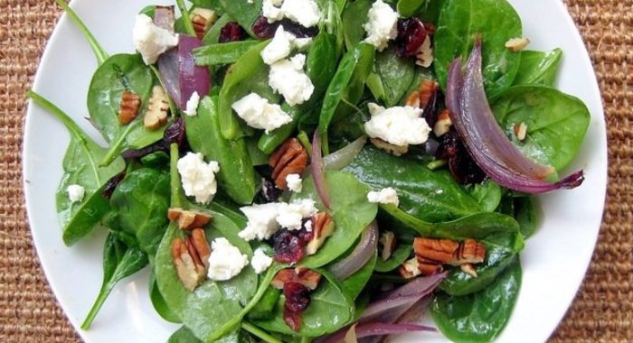 Зеленый салат с козьим сыром