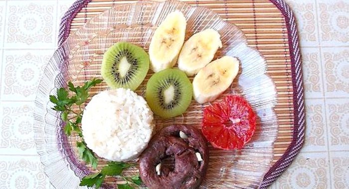 Салат из риса с сердцем и фруктами