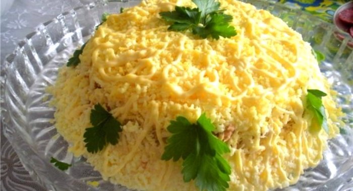 Слоеный салат с рыбными консервами