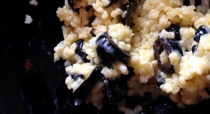 Пшеничная каша-пицца с оливками