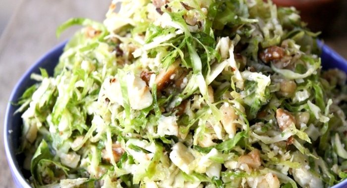 Салат с капустой, яблоками и брюссельской капустой