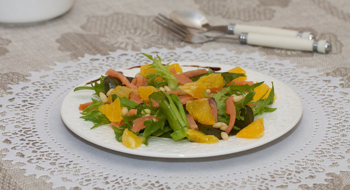 Цитрусовый салат с лососем