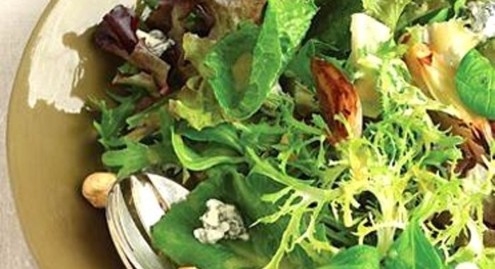 Салат с луком и голубым сыром