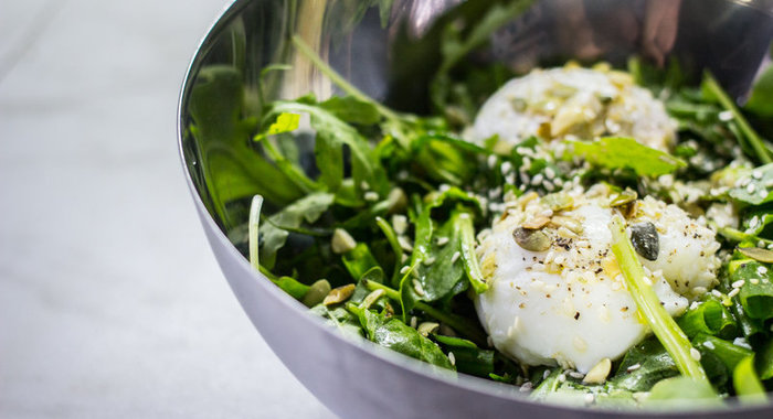 Салат с щавелем и вареным яйцом