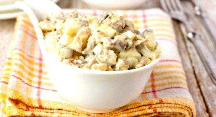 Салат с шампиньонами, куриными желудочками и яйцами