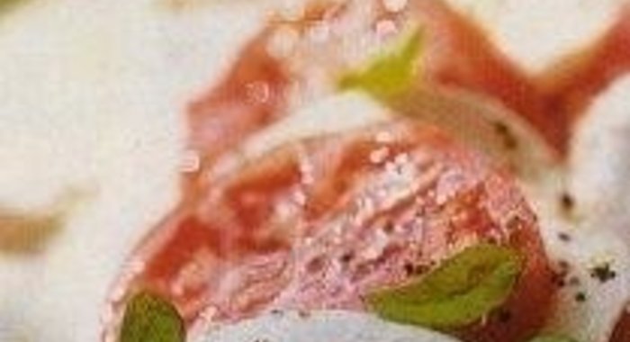 Салат с помидорами и моцареллой