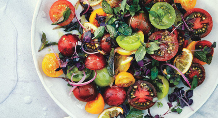 Салат с томатами, красным луком и лимонами