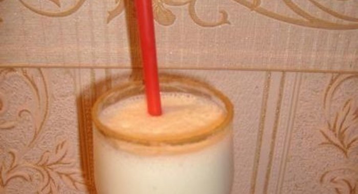 Домашний молочный коктейль с мороженым и бананом