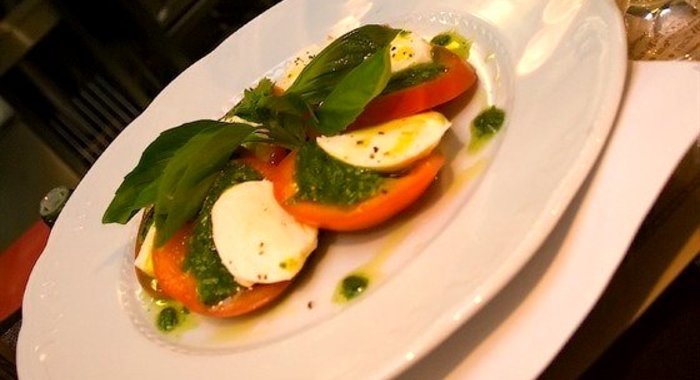 Салат «Капрезе» по рецепту ресторана «Мамина паста»