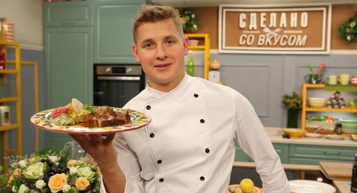 Буженина с салатом из репы и апельсинов