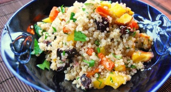 Овощной салат с киноа и тахини