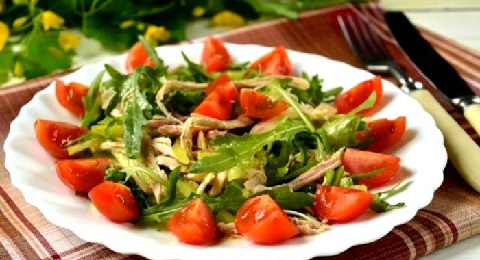 Салат с рукколой и курицей