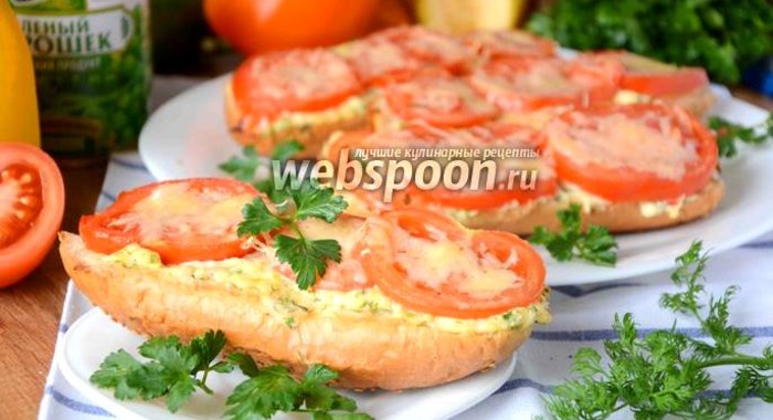 Горячие бутерброды с сыром и помидорами