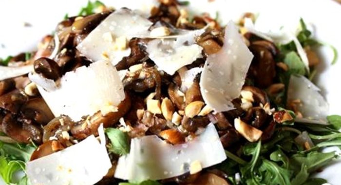 Грибной салат с фундуком и Пекорино