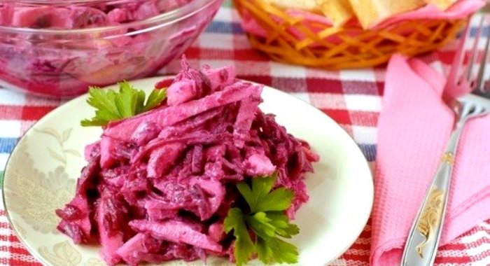 Яблочно-свекольный салат с хреном и корицей