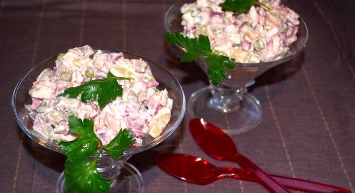 Зимний салат с курицей и свеклой