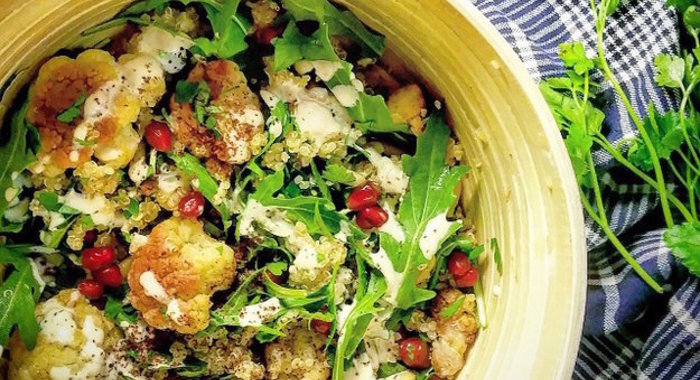 Салат с киноа и цветной капустой