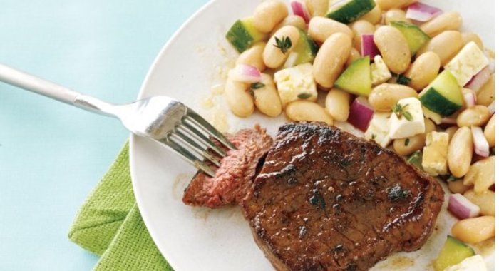 Стейк с фасолевым салатом
