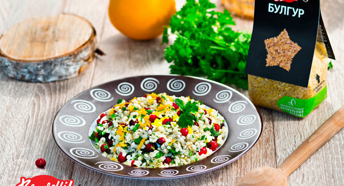 Салат из булгура с клюквой