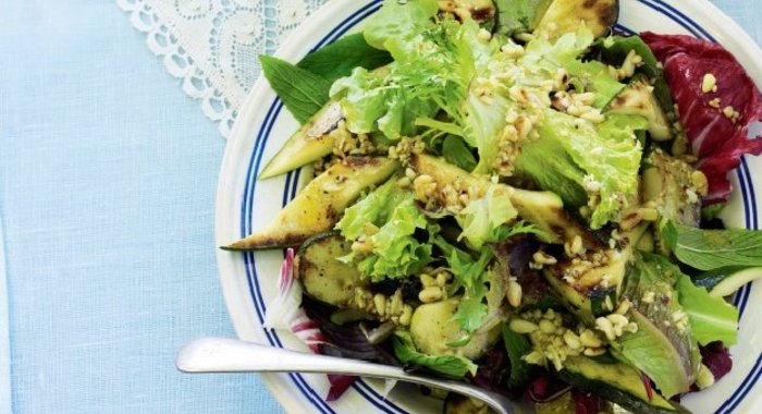 Зеленый салат с авокадо и кедровыми орехами