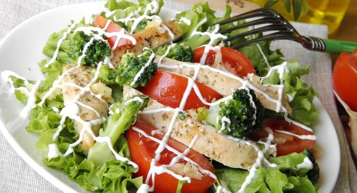 Салат с брокколи и курицей