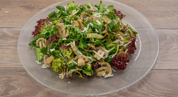 Зеленый салат с шампиньонами за 15 минут