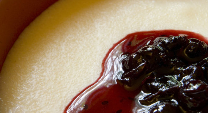 Манная каша с вареньем