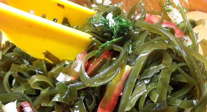 Острый салат из ламинарии с луком и чесноком
