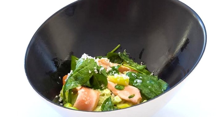 Норвежская семга-гриль с яйцом, картофелем и водяным кресс-салатом