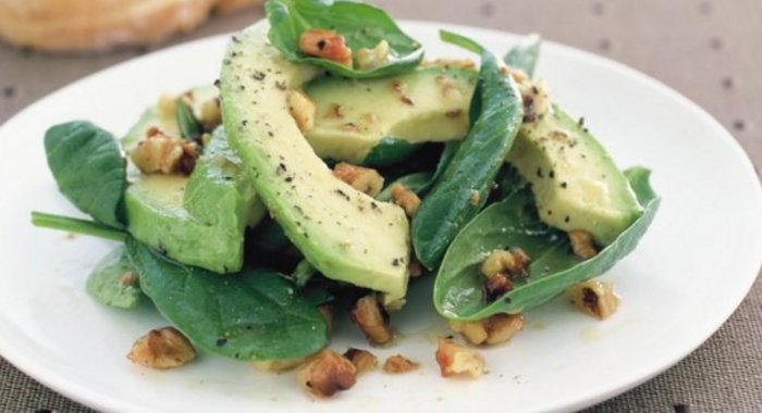 Салат с авокадо, шпинатом и грецкими орехами
