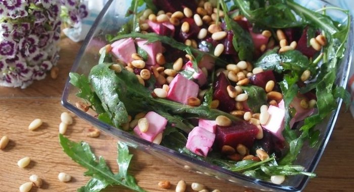 Салат с печеной свеклой и рукколой