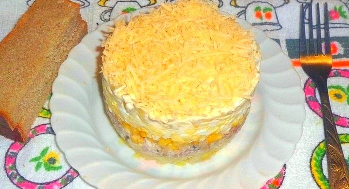 Салат с маринованным огурцом и сайрой