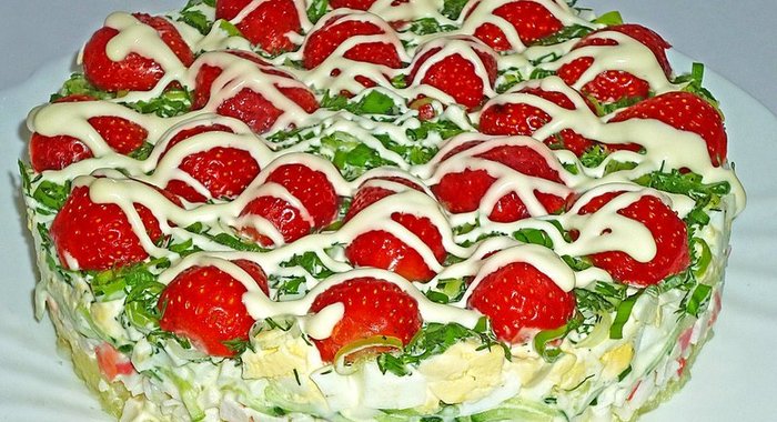 Крабовый салат с клубникой