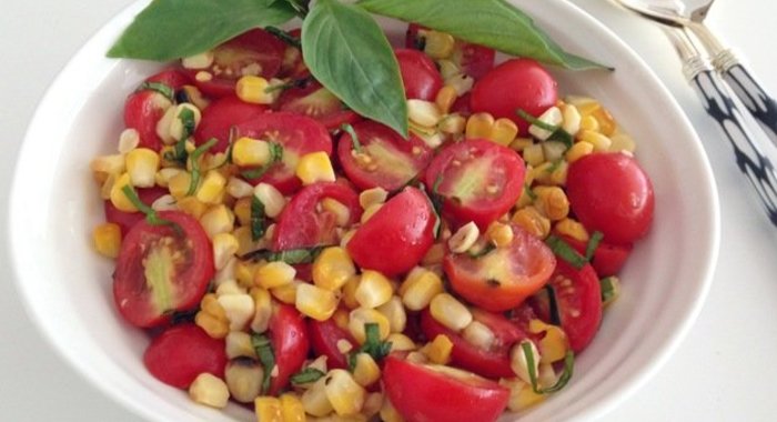 Салат с помидорами и кукурузой