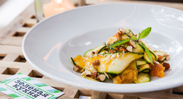 Салат с цукини и абрикосами