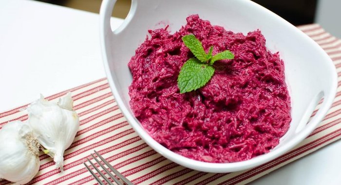 Салат из свеклы с чесноком и майонезом