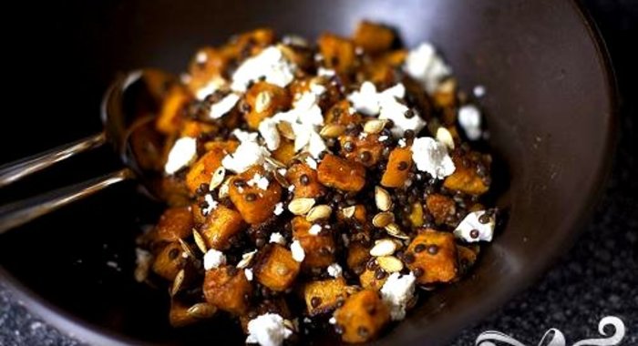 Салат с тыквой, чечевицей и козьим сыром