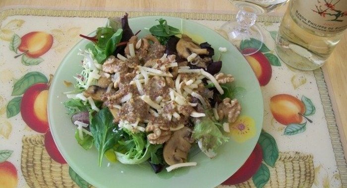 Теплый салат с грибами и сметанным соусом