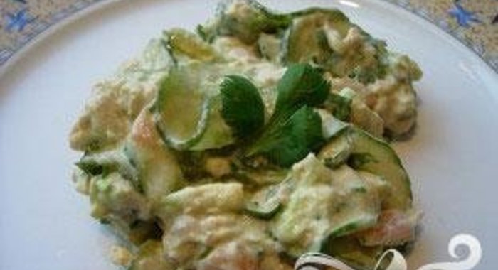 Салат из огурца и лосося