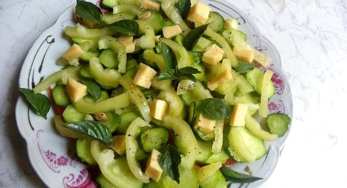 Салат с овощами сыром и базиликом