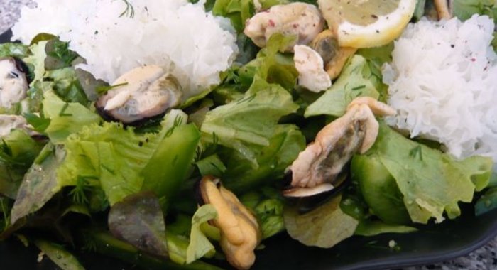 Зеленый салат с мидиями и гребешками