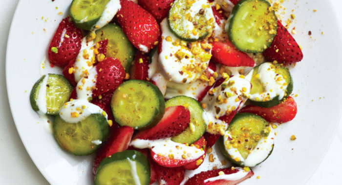 Салат с клубникой, огурцом и сметаной