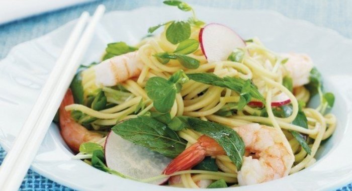 Салат из лапши и креветок по-азиатски